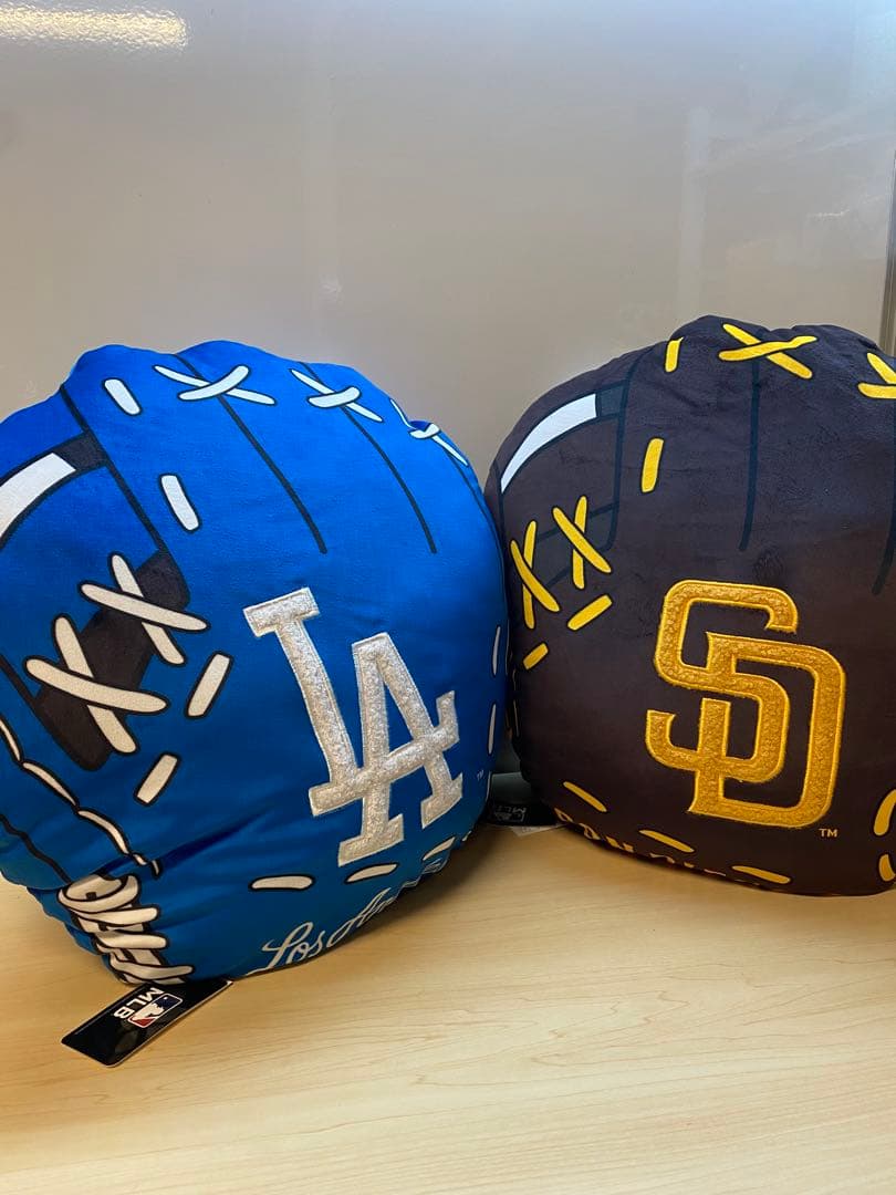 新品　ドジャース　パドレス　MLBグローブデザインクッション ビッグサイズ　2個